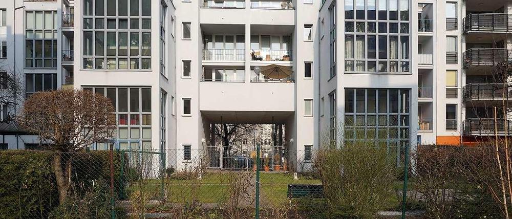 Sackgasse.Am Olivaer Platz endet der neue öffentliche Weg am Zaun eines Wohnhauses. 