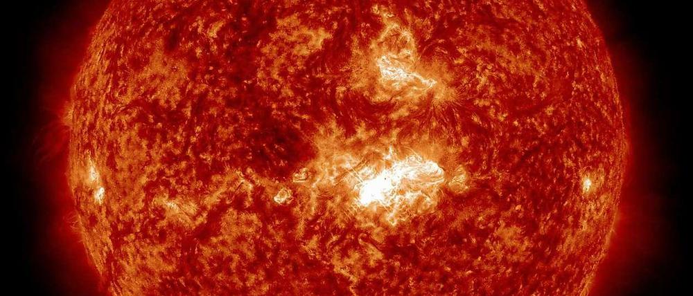 Eruption. Diesen Ausbruch fotografierte die Nasa-Sonde SDO am 3. Februar. Es handelt sich um eine Eruption mittlerer Stärke. Forscher fürchten, dass die Sonne auch zu wesentlich stärkeren Ausbrüchen fähig wäre.
