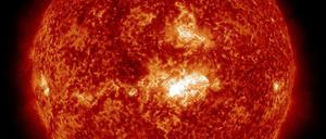 Eruption. Diesen Ausbruch fotografierte die Nasa-Sonde SDO am 3. Februar. Es handelt sich um eine Eruption mittlerer Stärke. Forscher fürchten, dass die Sonne auch zu wesentlich stärkeren Ausbrüchen fähig wäre.