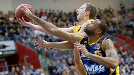 Den längeren Arm. Albas Reggie Redding (vorn) kommt nicht an den Ball.