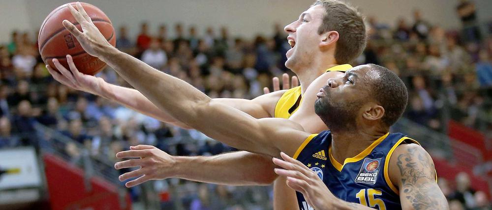 Den längeren Arm. Albas Reggie Redding (vorn) kommt nicht an den Ball.