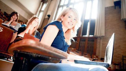 Im Hörsaal angekommen. Jugendliche haben die Wahl zwischen 400 Hochschulen und mehr als 16 000 Studiengängen in Deutschland.
