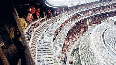 Alles im Blick. In einem Tulou bleibt den Nachbarn kaum verborgen, was auf den Etagen und im geschlossenen Hof so geschieht.