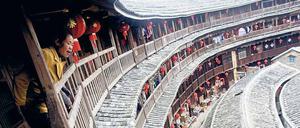 Alles im Blick. In einem Tulou bleibt den Nachbarn kaum verborgen, was auf den Etagen und im geschlossenen Hof so geschieht.