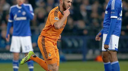 Karim Benzema kann jubeln, die Schalker können nur staunen.