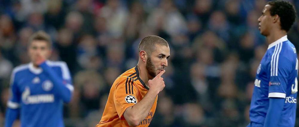 Karim Benzema kann jubeln, die Schalker können nur staunen.