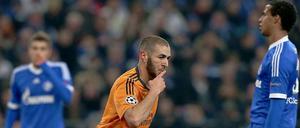 Karim Benzema kann jubeln, die Schalker können nur staunen.