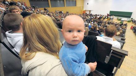 Mama macht den Master – und manchmal muss der Nachwuchs eben mit. Familienfreundlichkeit ist ein Pluspunkt im Wettbewerb um kluge Köpfe.