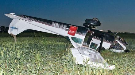 Das Unglücksflugzeug auf einem Feld in der Nähe von Birkenwerden im Oderbruch.