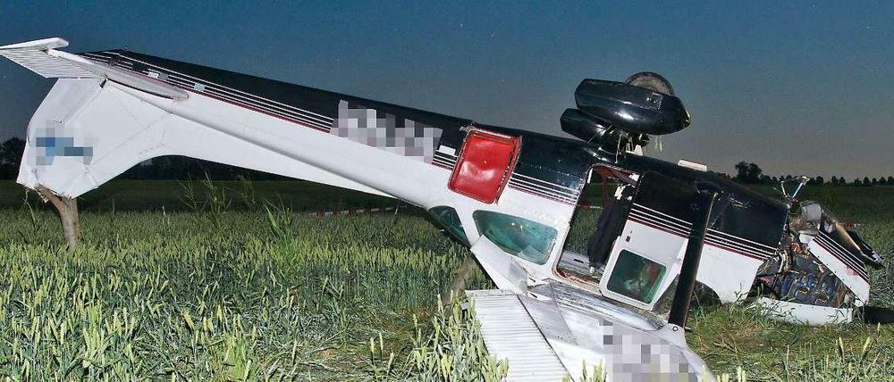 Das Unglücksflugzeug auf einem Feld in der Nähe von Birkenwerden im Oderbruch.