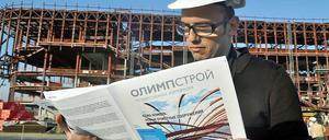 Vor den Spielen ist... Ein Bauarbeiter 2011 in Sotschi bei der Zeitungslektüre.