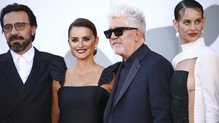 Milena Smit (r-l), Pedro Almodóvar, Penelope Cruz und Israel Elejalde kommen zur Premiere des Films „Madres paralelas“.