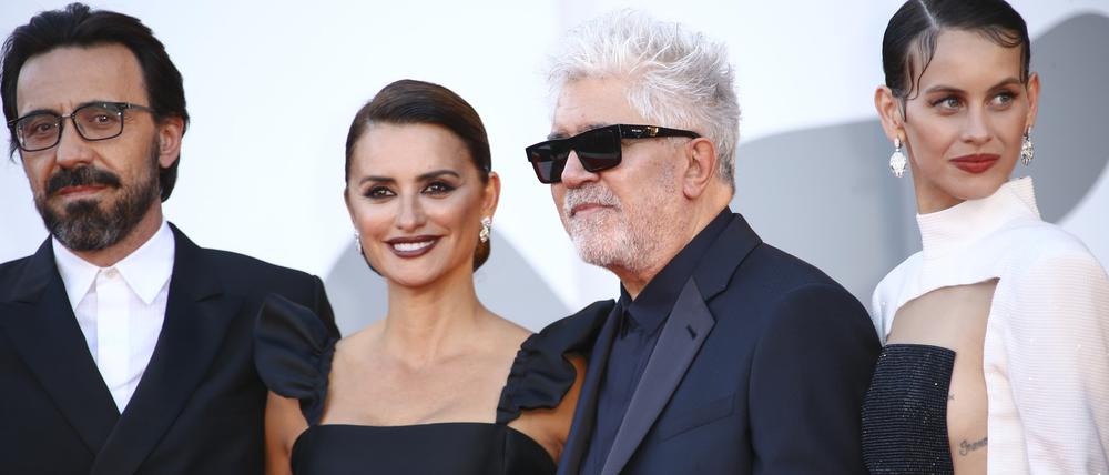 Milena Smit (r-l), Pedro Almodóvar, Penelope Cruz und Israel Elejalde kommen zur Premiere des Films „Madres paralelas“.