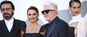 Milena Smit (r-l), Pedro Almodóvar, Penelope Cruz und Israel Elejalde kommen zur Premiere des Films „Madres paralelas“.