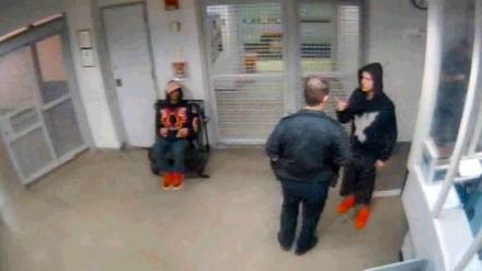 Videoaufnahmen zeigen Justin Bieber nach seiner Festnahme.