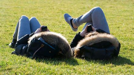 Schön warm anziehen. Es wird wohl nicht so sonnig wie in den vergangenen Tagen. Mit zehn Grad soll es aber mild sein. Die Aussichten unter www.tagesspiegel.de/wetter.
