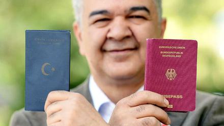 Zwei Pässe. Streit um doppelte Staatsbürgerschaft. 