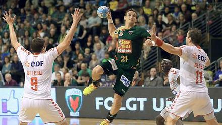 Auch im Kampf um den EHF-Pokal haben die Füchse noch Chancen. Hier setzt Bartlomiej Jaszka zum Sprungwurf gegen die Franzosen Benjamin Gille (l), Kevynn Nyokas (zweiter von rechts) und Guillaume Gille (r) an.