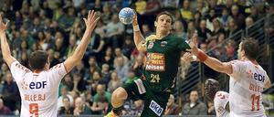 Auch im Kampf um den EHF-Pokal haben die Füchse noch Chancen. Hier setzt Bartlomiej Jaszka zum Sprungwurf gegen die Franzosen Benjamin Gille (l), Kevynn Nyokas (zweiter von rechts) und Guillaume Gille (r) an.