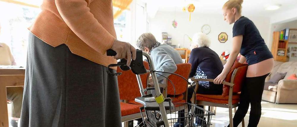 Die deutsche Gesellschaft altert - es kommen immer weniger junge Menschen nach. Das verschärft die Pflegesituation.
