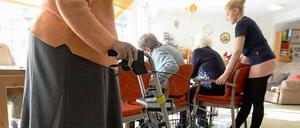 Die deutsche Gesellschaft altert - es kommen immer weniger junge Menschen nach. Das verschärft die Pflegesituation.