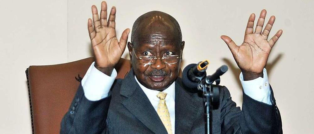 Dass Männer sich von schönen Frauen nicht angezogen fühlen können, und stattdessen Männer bevorzugen: "Das kann ich nicht verstehen." Das sagte der ugandische Präsident Yoweri Museveni, als er das Anti-Homosexuellengesetz unterzeichnete, das auch lebenslängliche Freiheitsstrafen gegen Homosexuelle vorsieht. Seither herrscht Hetze im Land.