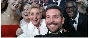 "Wenn doch nur Bradleys Arm länger wäre" - Die Oscar-Crew rund um Moderatorin Ellen DeGeneres mit über einer Millionen Retweets.