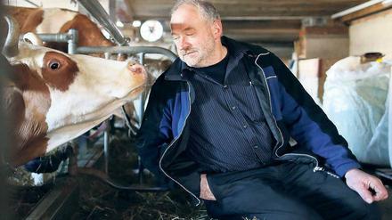 Er habe "nur Schweizer Tiere, fremde Rassen gibt es bei mir nicht", sagt Bergbauer Samuel Graber. Seine Berggemeinde ist auf den kantonalen Finanzausgleich angewiesen.