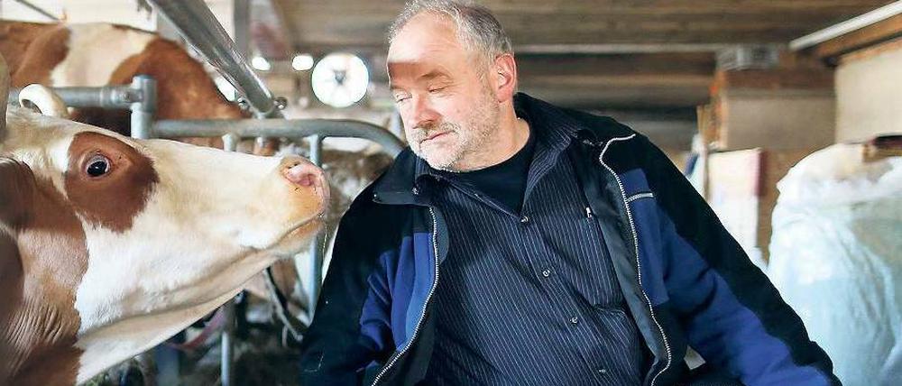 Er habe "nur Schweizer Tiere, fremde Rassen gibt es bei mir nicht", sagt Bergbauer Samuel Graber. Seine Berggemeinde ist auf den kantonalen Finanzausgleich angewiesen.
