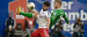 Mit Tomas Rincon (l.) im rechten Mittelfeld kam wieder Stabilität ins HSV-Spiel, allerdings könnte er im Derby aus taktischen Gründen auf der Bank sitzen. Aaron Hunt ist hingegen das Herz im Spiel des SV Werder Bremen.