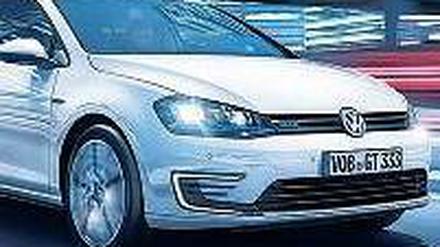 Elektrisch. Die Aufmachung des Plug-in-Hybriden VW Golf GTE erinnert an die Sportmodelle GTI und GTD.