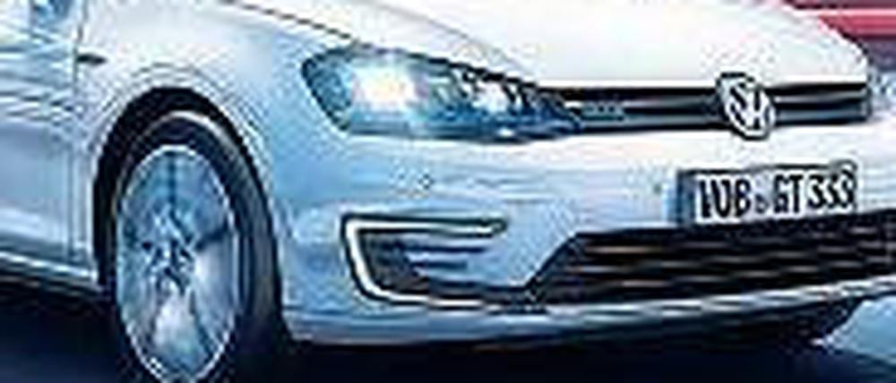 Elektrisch. Die Aufmachung des Plug-in-Hybriden VW Golf GTE erinnert an die Sportmodelle GTI und GTD.