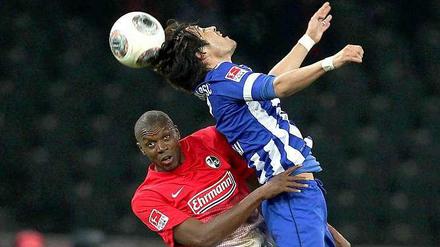 Und der Blick geht doch nach oben! Hertha BSC und Hajime Hosogai (rechts) müssen sich ganz schon verrenken, um zu betonen, das Ziel bleibe der Klassenerhalt.