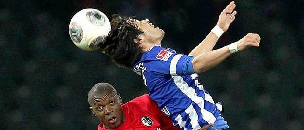 Und der Blick geht doch nach oben! Hertha BSC und Hajime Hosogai (rechts) müssen sich ganz schon verrenken, um zu betonen, das Ziel bleibe der Klassenerhalt.