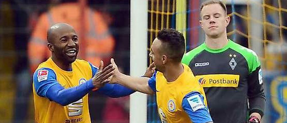 Ein Nachmittag zum Vergessen: Marc-André ter Stegen patzte bei einem Rückpass - die Braunschweiger freut's.