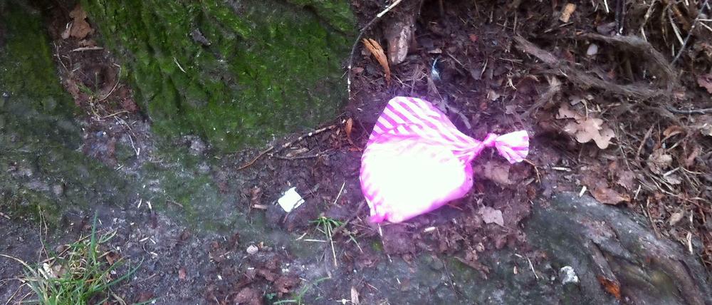 Gut verpackt im rosafarbenen Tütchen: Der Hundekot