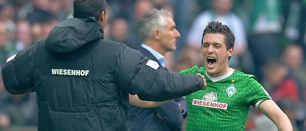 Siegtorschütze Zlatko Junuzovic läuft jubelnd zur Auswechselbank und zu Theodor Gebre Selassie. Im Hintergund: "Magic Mirko".