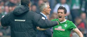 Siegtorschütze Zlatko Junuzovic läuft jubelnd zur Auswechselbank und zu Theodor Gebre Selassie. Im Hintergund: "Magic Mirko".