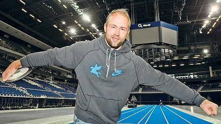 Freie Bahn für Robert Harting. Der Diskuswerfer probiert schon mal die blaue Laufstrecke aus, die mittig in die Arena am Ostbahnhof gezogen wurde. Beim Höhepunkt der Leichtathletik-Show sollen Netze die Zuschauer vor Hartings Wurfgeschoss schützen.