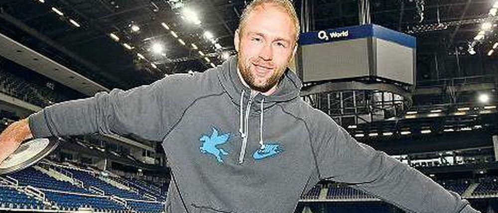 Freie Bahn für Robert Harting. Der Diskuswerfer probiert schon mal die blaue Laufstrecke aus, die mittig in die Arena am Ostbahnhof gezogen wurde. Beim Höhepunkt der Leichtathletik-Show sollen Netze die Zuschauer vor Hartings Wurfgeschoss schützen.
