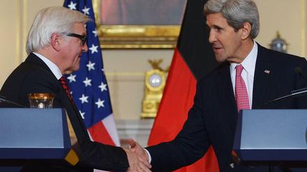 Einig, dass man sich in Fragen zur Privatheit uneinig ist. Außenminister Frank-Walter Steinmeier (lins) und US-Außenminister John Kerry.