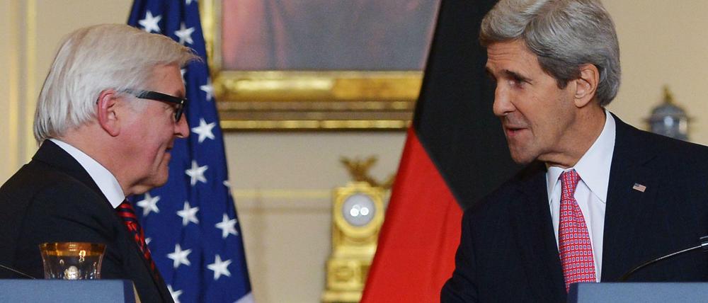 Einig, dass man sich in Fragen zur Privatheit uneinig ist. Außenminister Frank-Walter Steinmeier (lins) und US-Außenminister John Kerry.