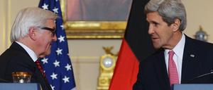 Einig, dass man sich in Fragen zur Privatheit uneinig ist. Außenminister Frank-Walter Steinmeier (lins) und US-Außenminister John Kerry.