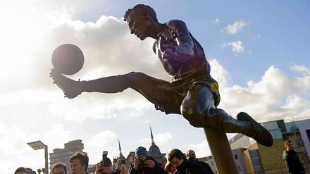 Uralte Geschichte: Arsenal-Fana bewundern die Statue von Dennis Bergkamp.