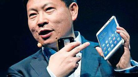 Das ist ein Telefon: Huawei stellte in Barcelona das Mediapad X1 (Mitte) vor. Wenn man das 7-Zoll-Phablet nicht ans Ohr halten will, wird ein Bluetooth-Headset verwendet.