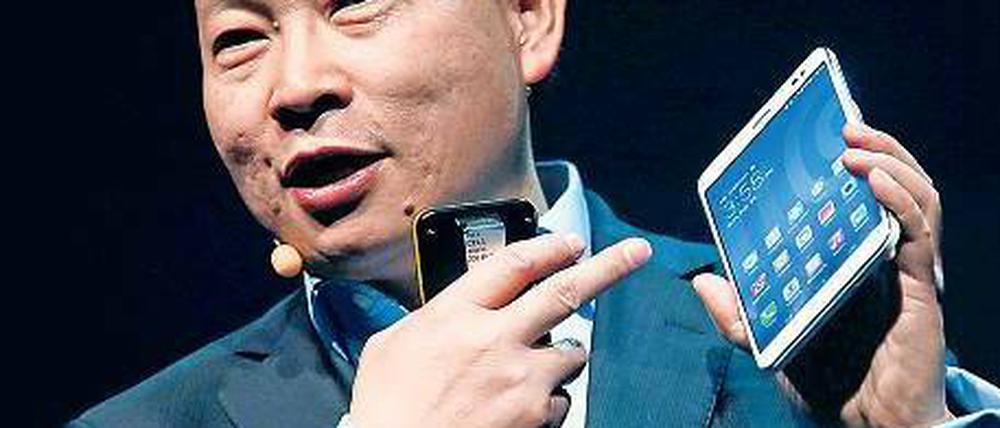 Das ist ein Telefon: Huawei stellte in Barcelona das Mediapad X1 (Mitte) vor. Wenn man das 7-Zoll-Phablet nicht ans Ohr halten will, wird ein Bluetooth-Headset verwendet.