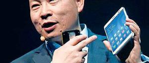 Das ist ein Telefon: Huawei stellte in Barcelona das Mediapad X1 (Mitte) vor. Wenn man das 7-Zoll-Phablet nicht ans Ohr halten will, wird ein Bluetooth-Headset verwendet.