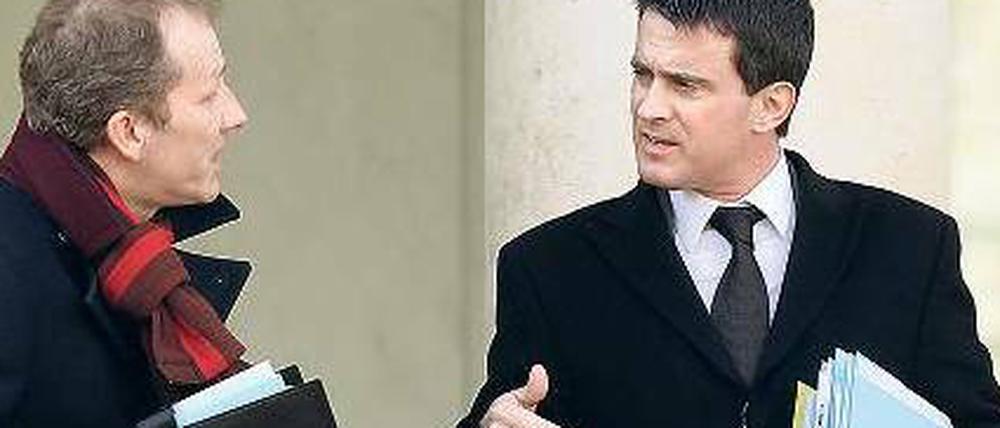 Star im Kabinett. Innenminister Valls (rechts, mit dem Staatsminister für Ernährungswirtschaft, Garot) ist bei den Franzosen beliebt.