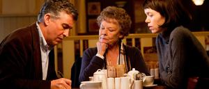 "Philomena"-Darstellerin Judi Dench (Mitte) mit ihren Filmpartnern Steve Coogan und Anna Maxwell