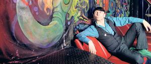 Lieber Nixe und nackt als bloß normal sein. Vigor Calma vor einem seiner Gemälde im Kitkat Club. 